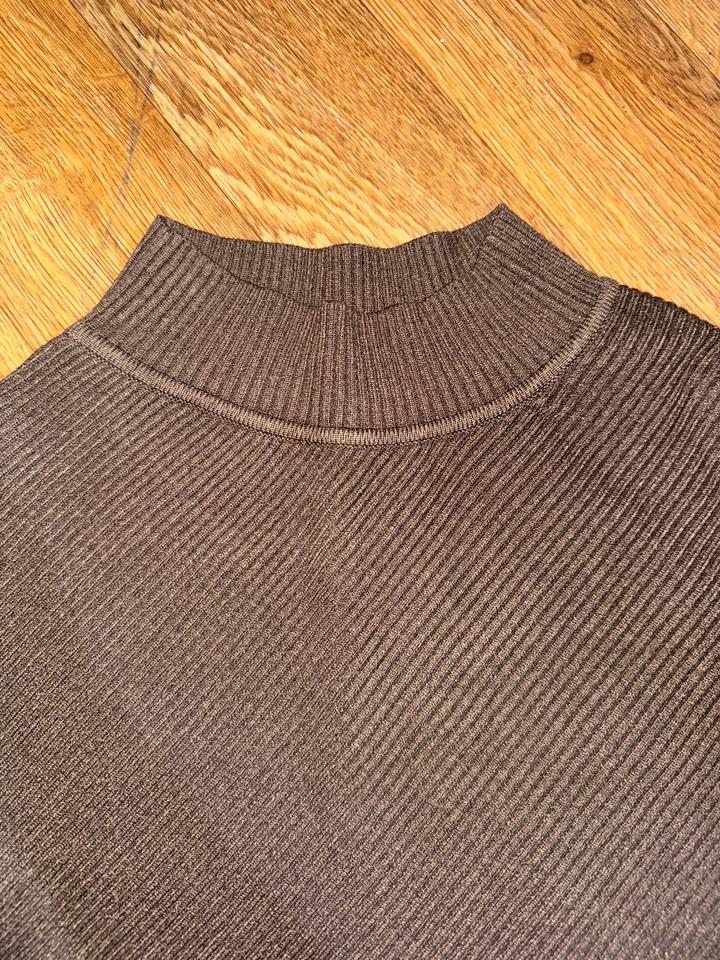 коричневая кофта