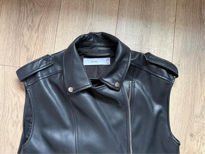 Черный жилет от Bershka