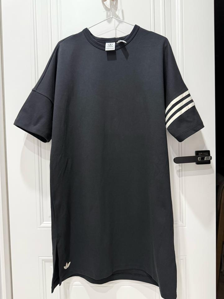 черное платье от бренда Adidas Originals.