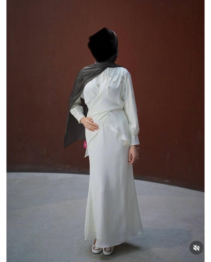 Белое платье на никях