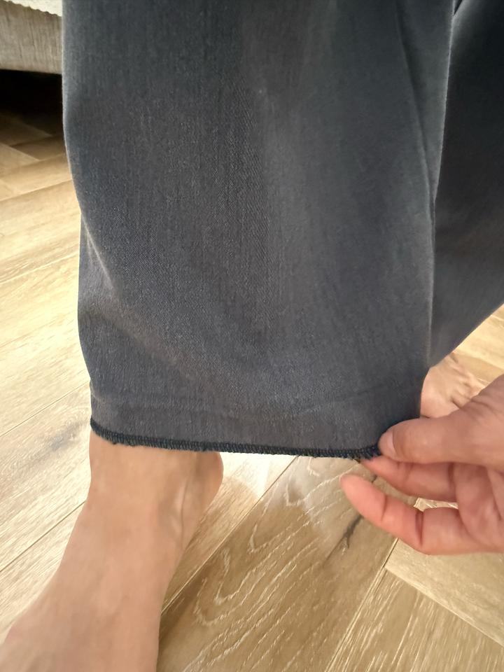 Серый брючный костюм