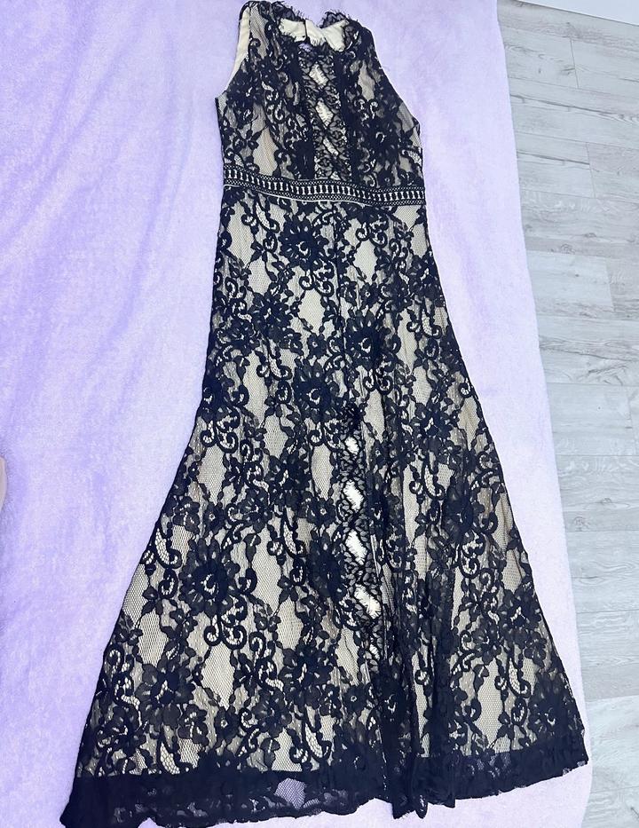 Платье из кружевной ткани