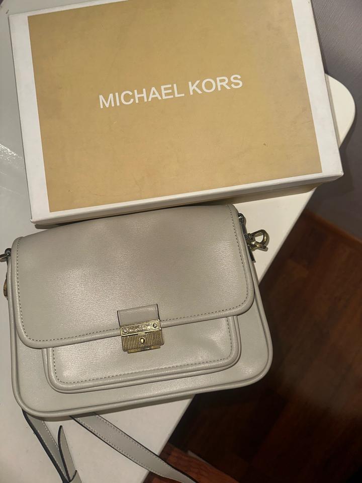 Белая сумочка Michael Kors