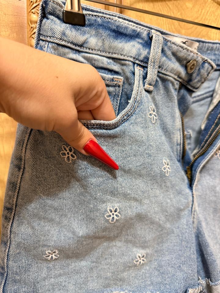 Джинсовые шорты Hollister с вышивкой