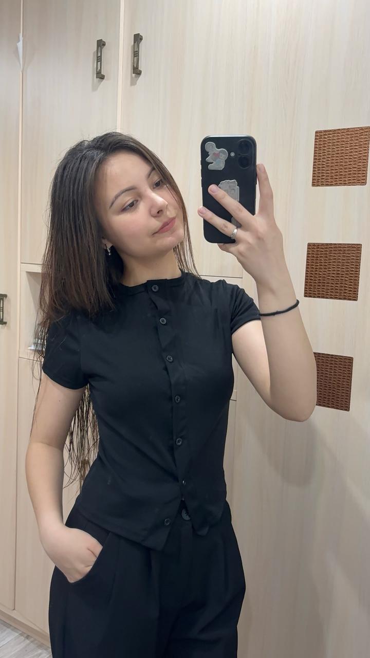 футболка чёрная на пуговицах