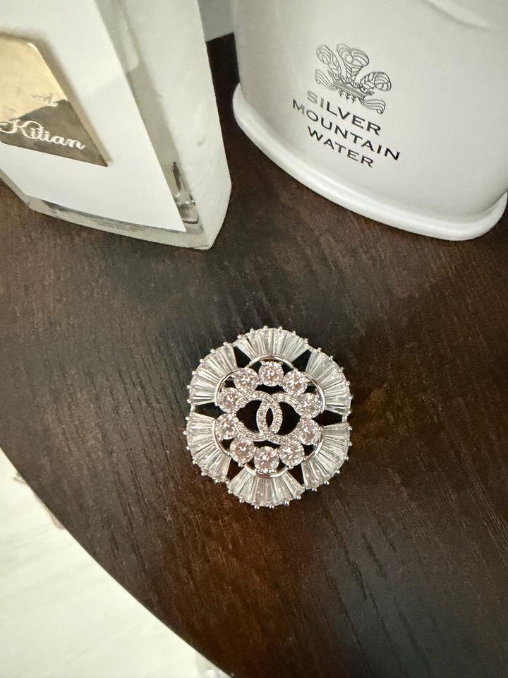 Брошь на одежду . Chanel .