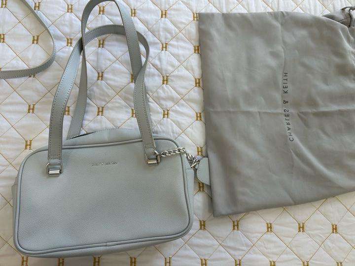 серая сумка charles and keith