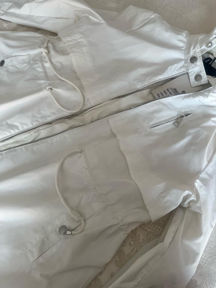 Белый тренч