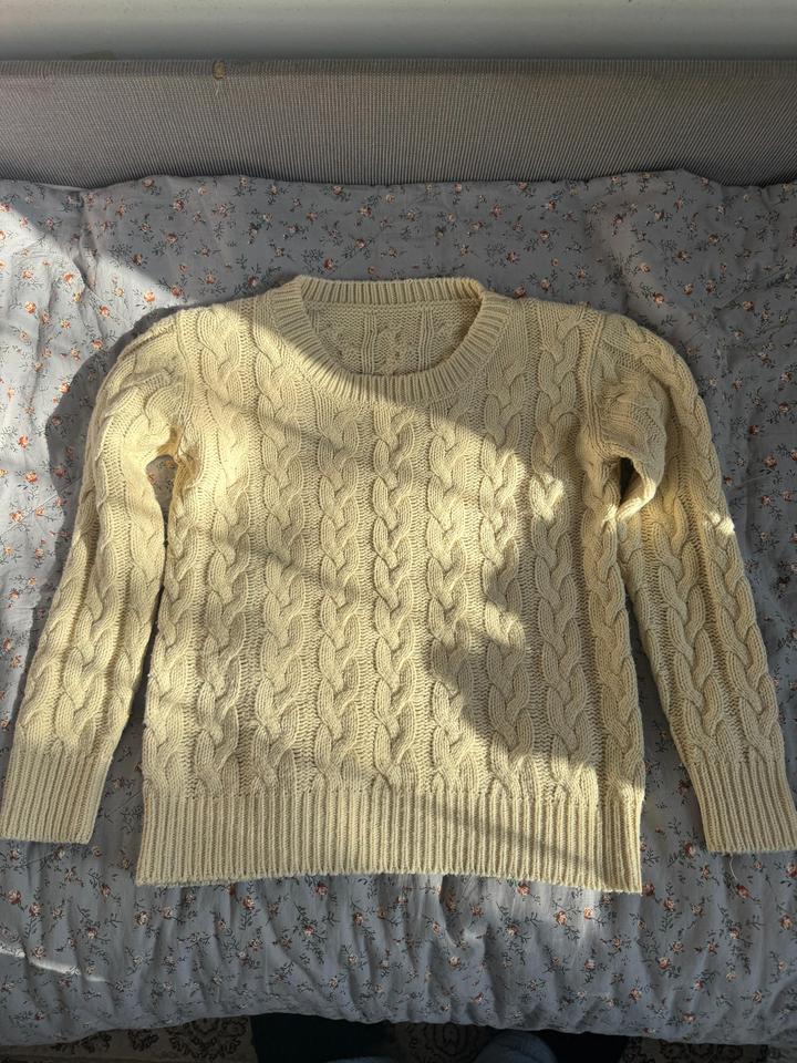 Теплый свитер трендового цвета