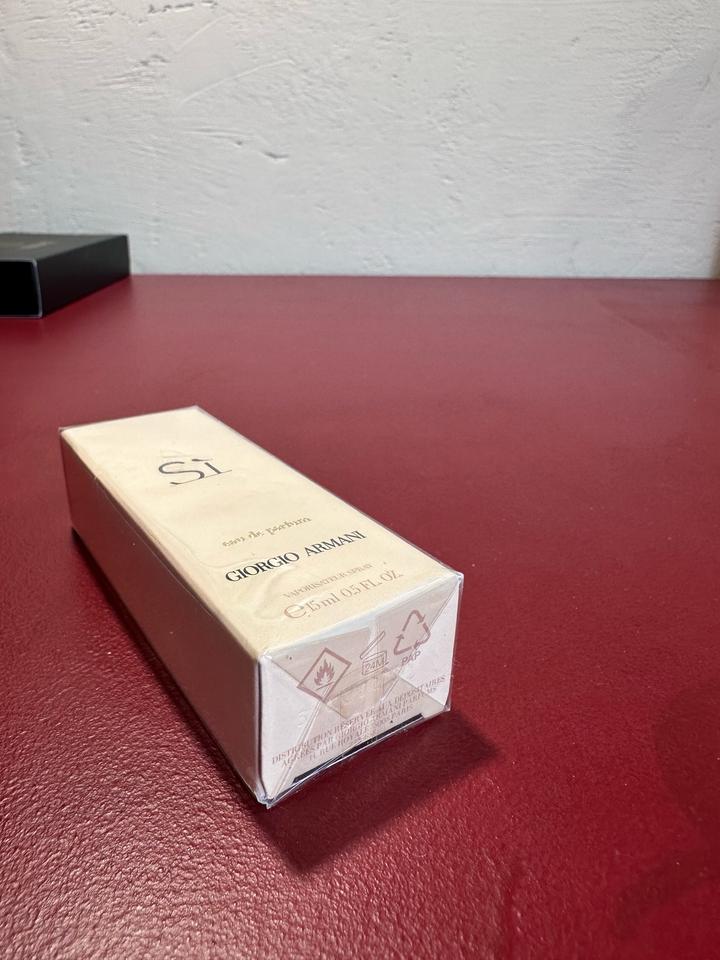 Парфюм Giorgio Armani Sì