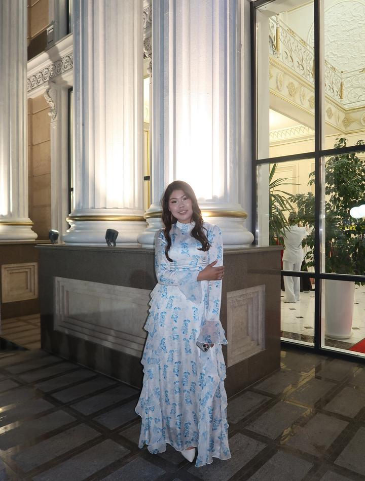 Длинное красивое атласное платье