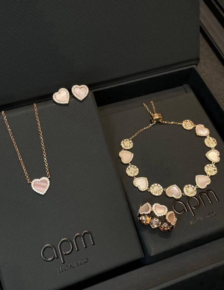 Apm Monaco украшения. Каждая позиция по 15,000