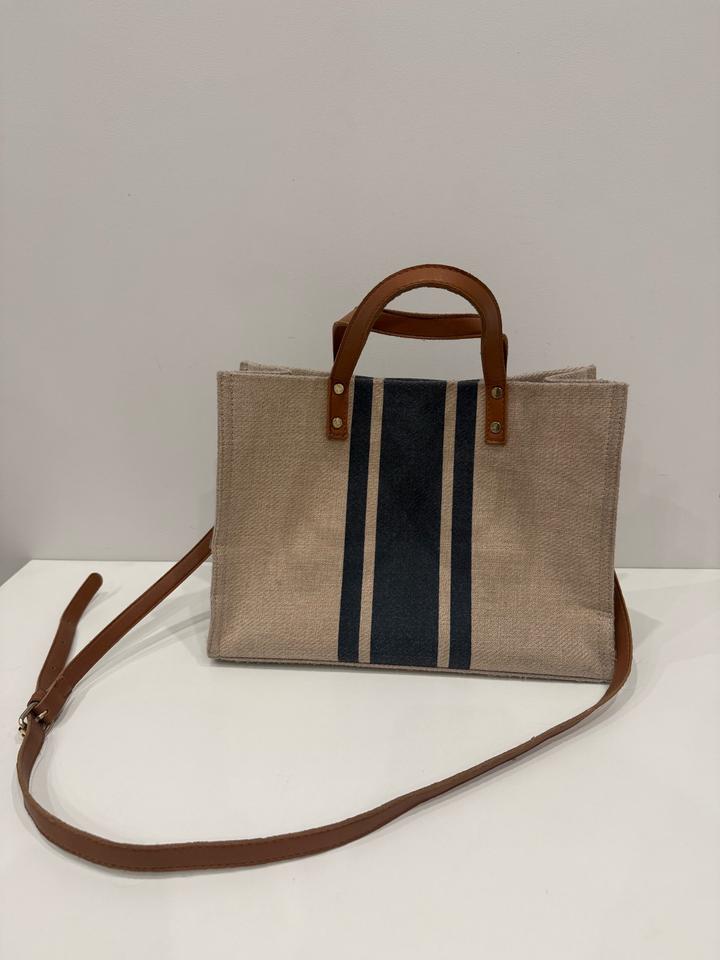 Удобная сумочка с длинным ремешком