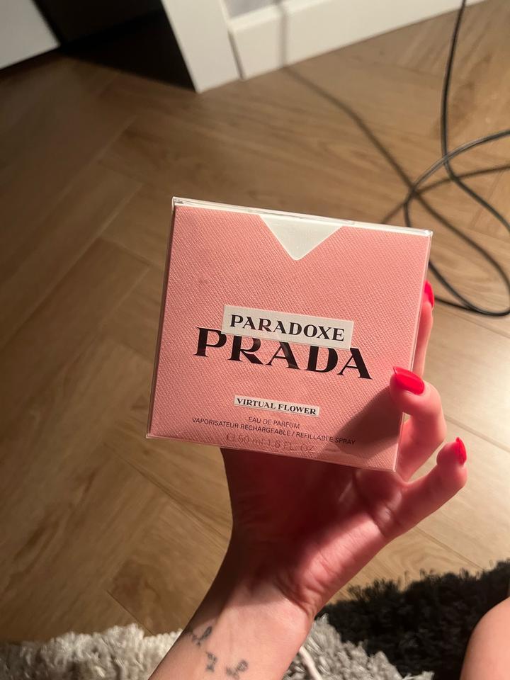 Prada paradoxe virtual flower