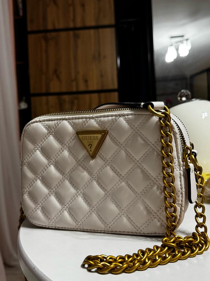 Сумка GUESS белая с цепочкой (кроссбоди) почти новая