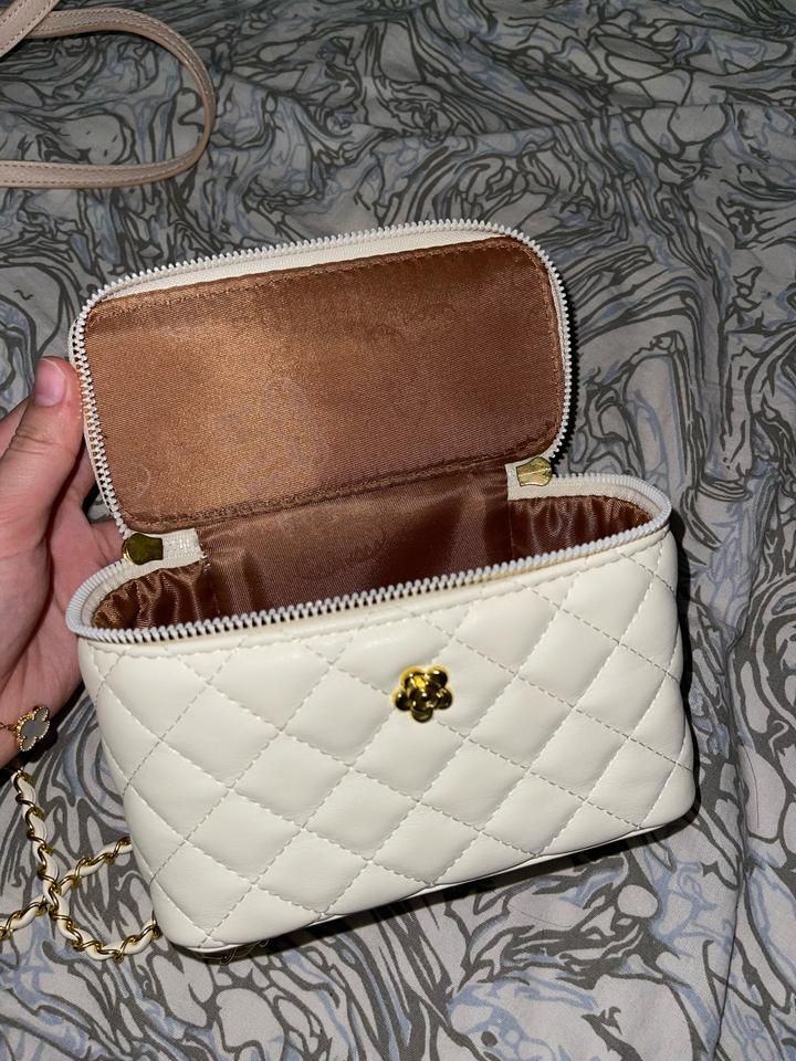 Белая сумочка под шанель