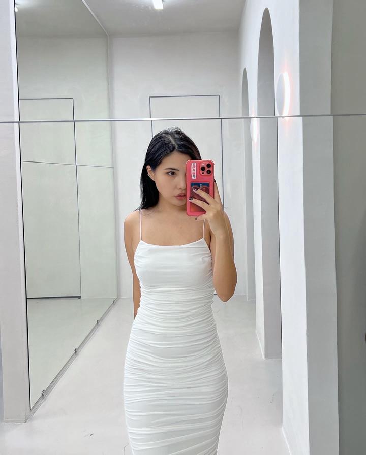 Белое обтягивающие платье