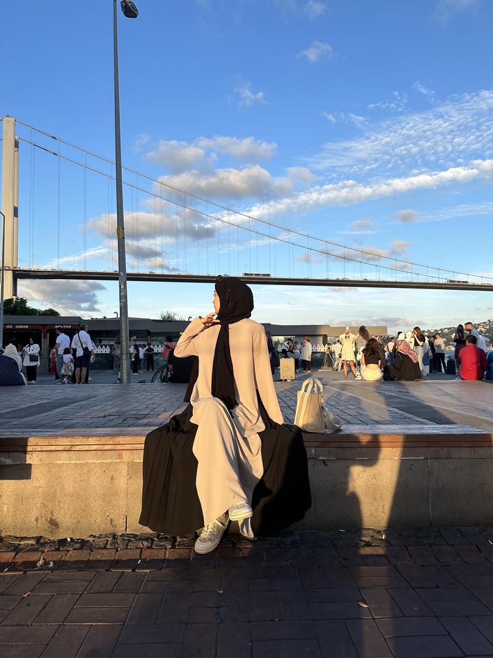 Платье чёрно-бежевое Modanisa