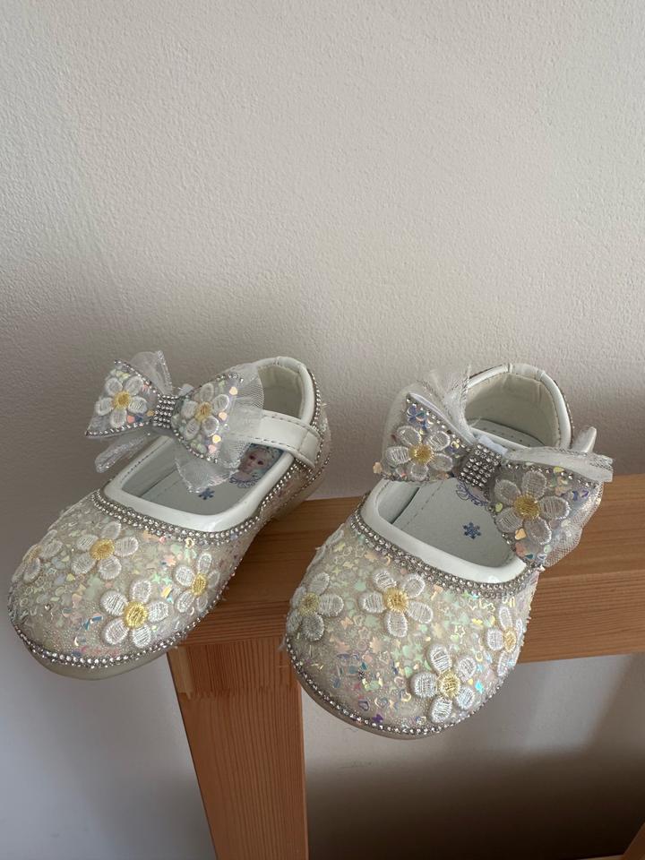 На годик туфли