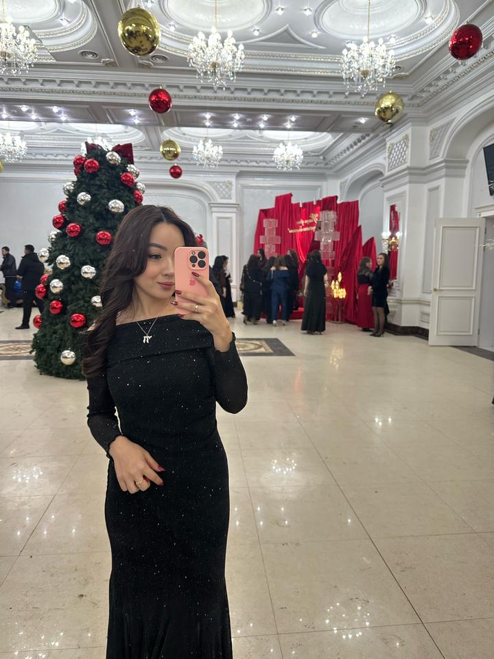Черное платье с блестками