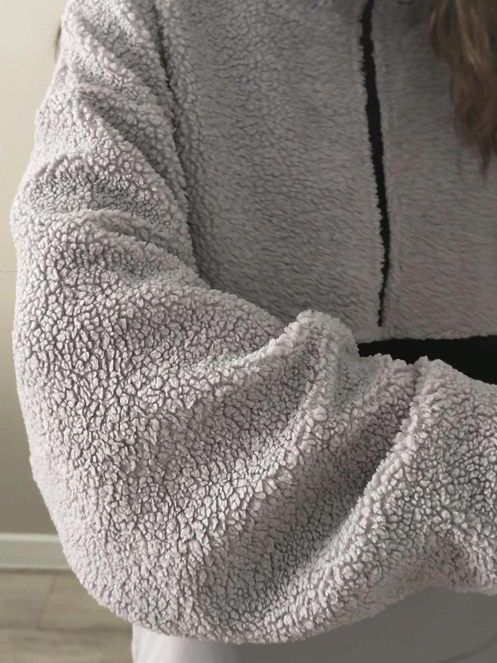 Сиреневый джемпер, верхняя одежда