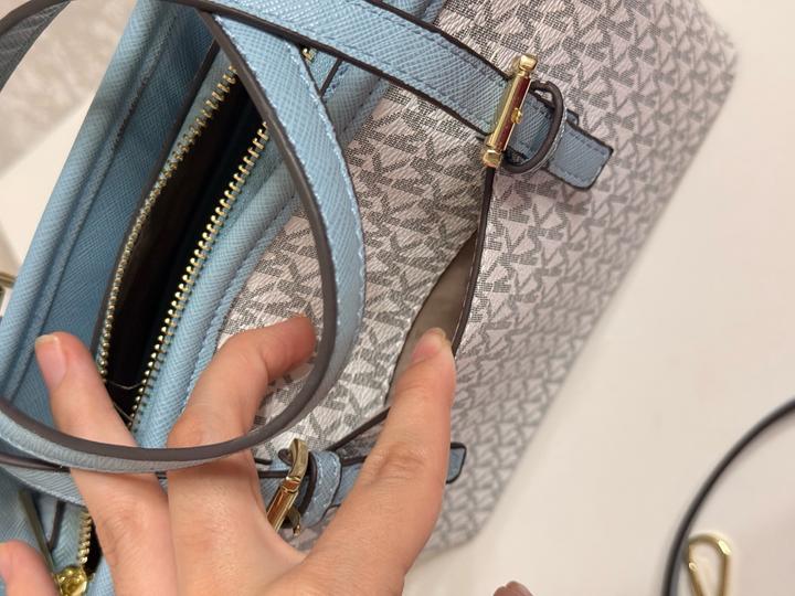 Голубая сумка Michael Kors