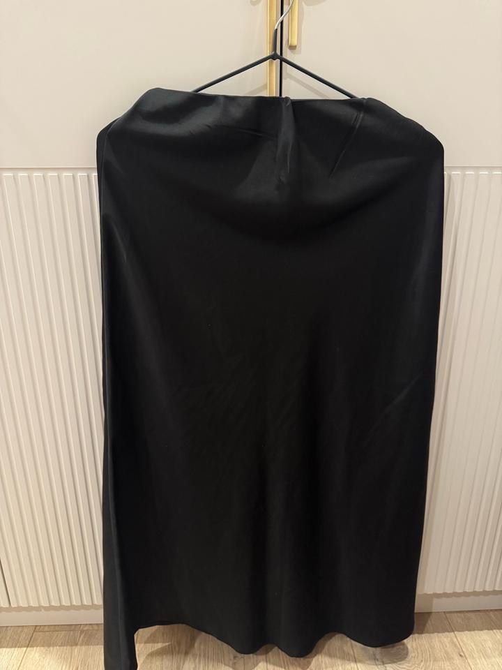 Атласная черная юбка