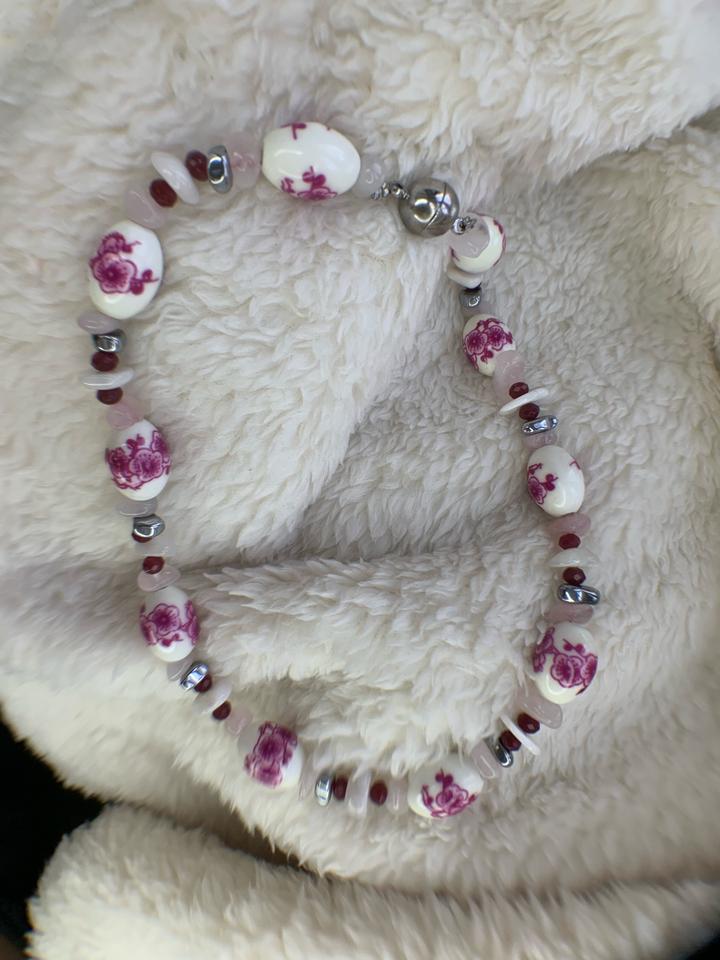 Украшения из натуральных камней на магнитной застежке