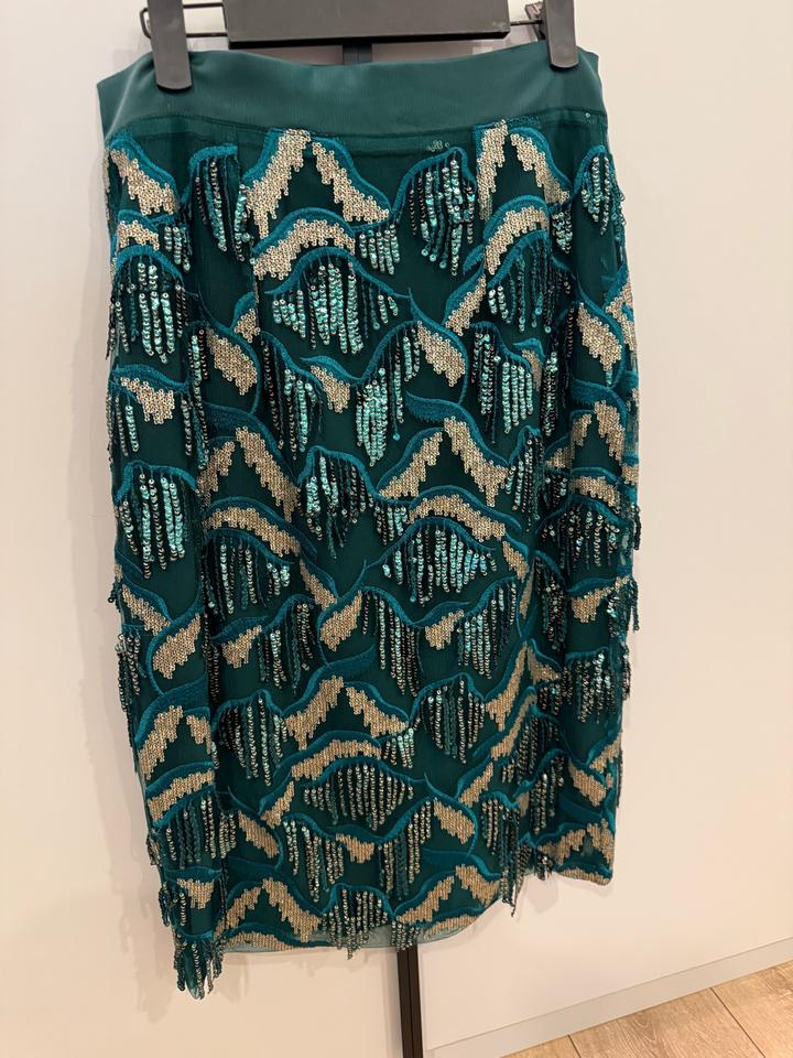 Изумрудная нарядная юбка с висюльками