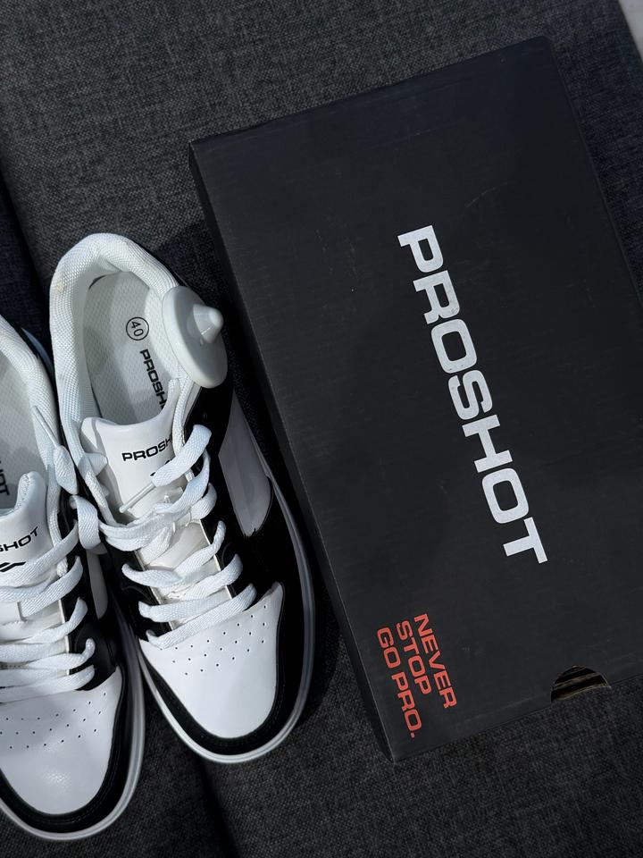 Женские кроссовки