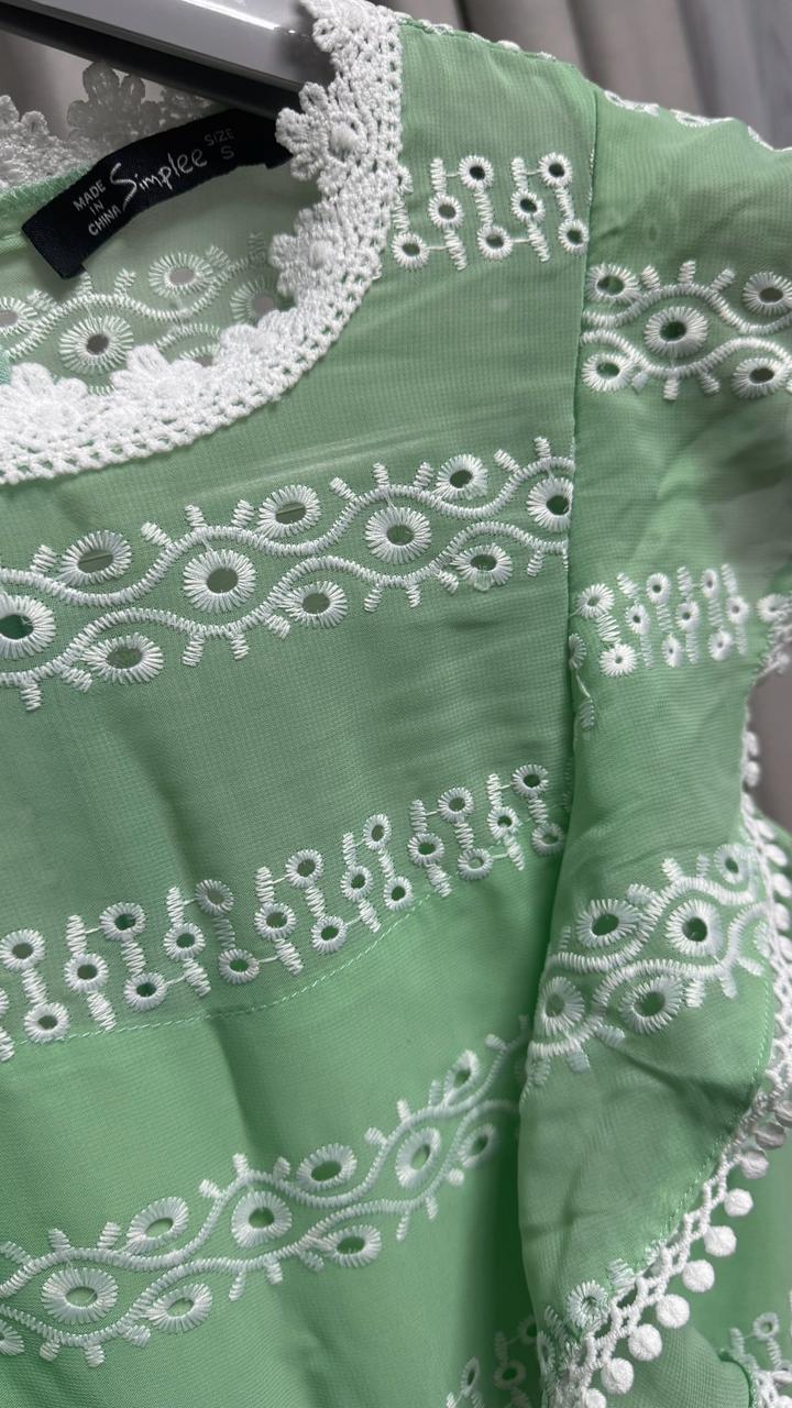 Платье красивое.