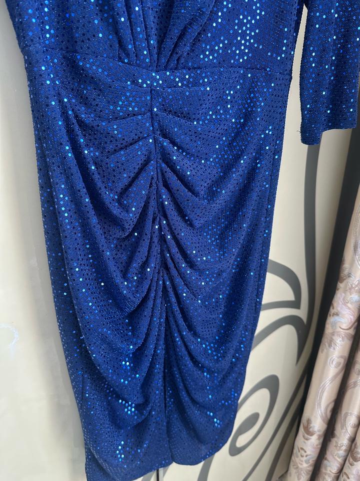 Продам эффектное вечернее платье в глубоком королевском синем цвете.