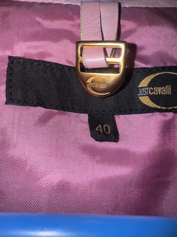 Кожаная куртка итальянского люксового бренда Roberto Cavalli.