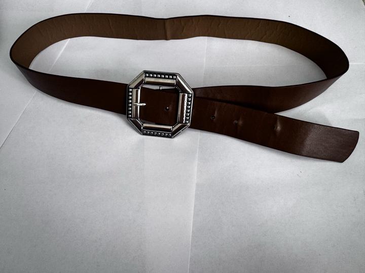 классический ремень коричневого цвета