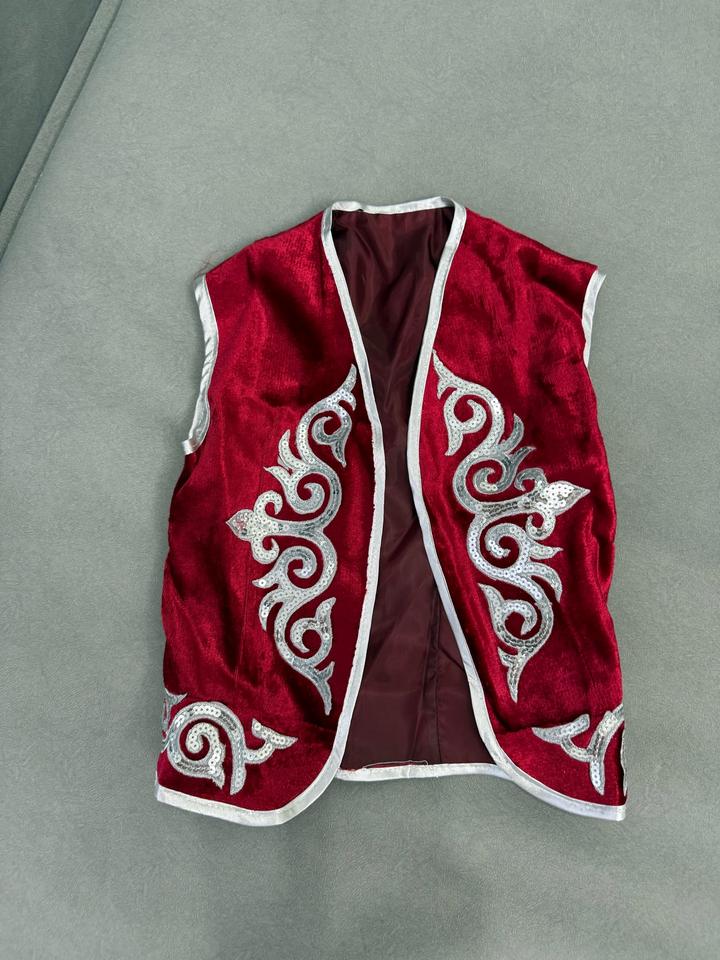 Казахский костюм в подарок красная жилетка