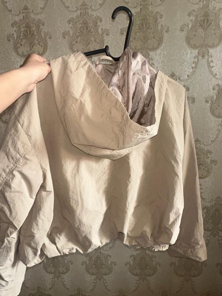 Бежевая женская ветровка с капюшоном