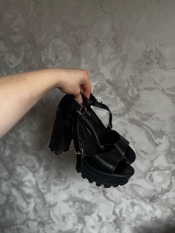 Босоножки на толстом каблуке