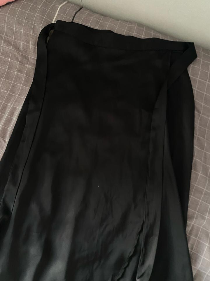 Чёрная атласная юбка