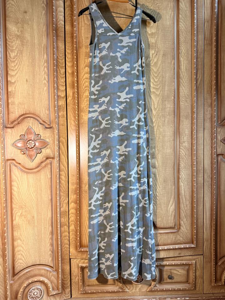 Платье в стиле casual с камуфляжным принтом