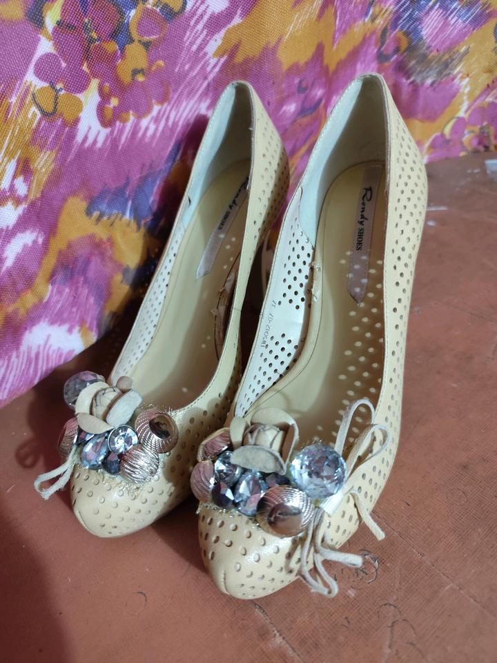 Туфли.Бежевые со стразами.