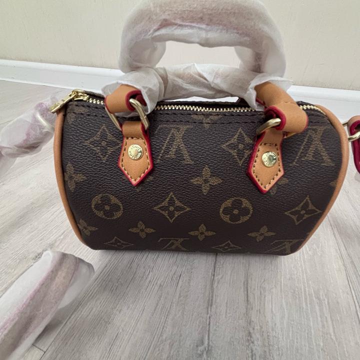 Маленькая коричневая сумка-бочонок Louis Vuitton