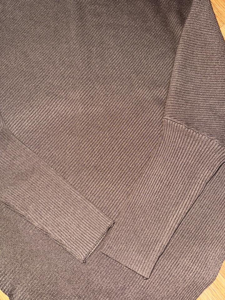 коричневая кофта