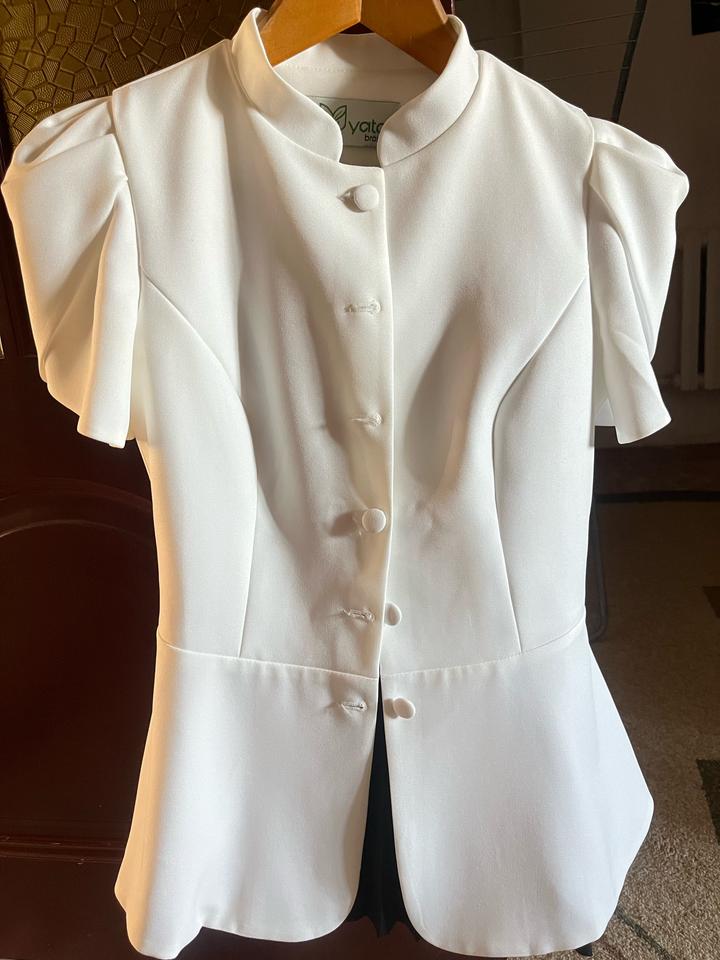 Белый приталенный пиджак