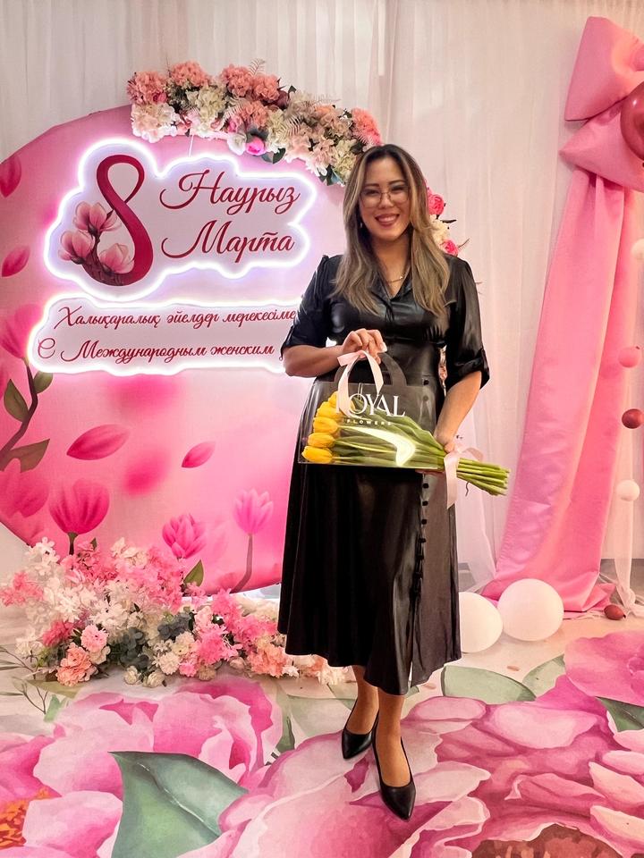 Черное кожаное платье