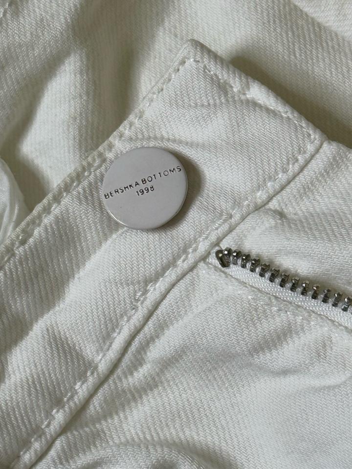 Белые джинсы на высокой посадке Bershka