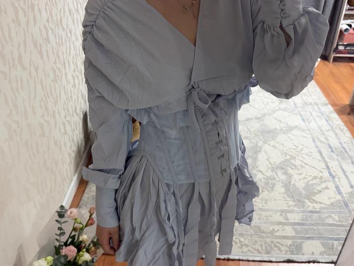 Голубое платье