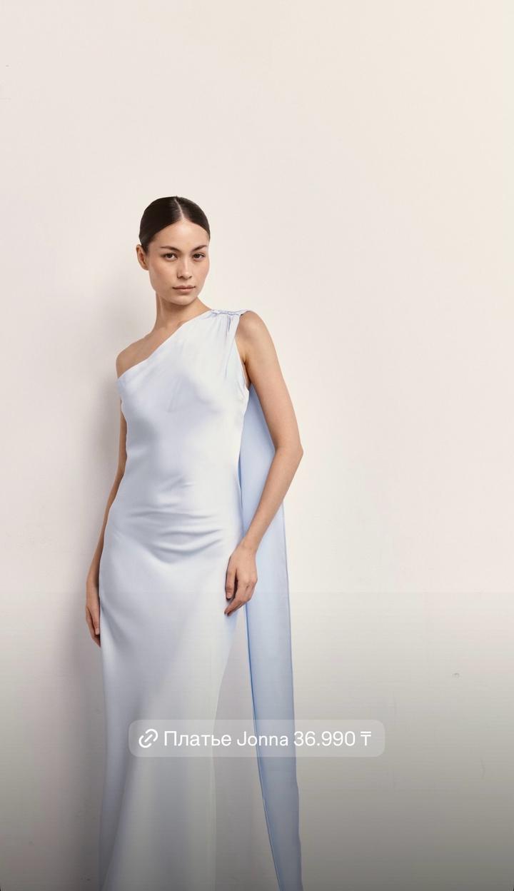 Платье «Jonna» из магазина «Nora.label.kz» в голубом цвете.