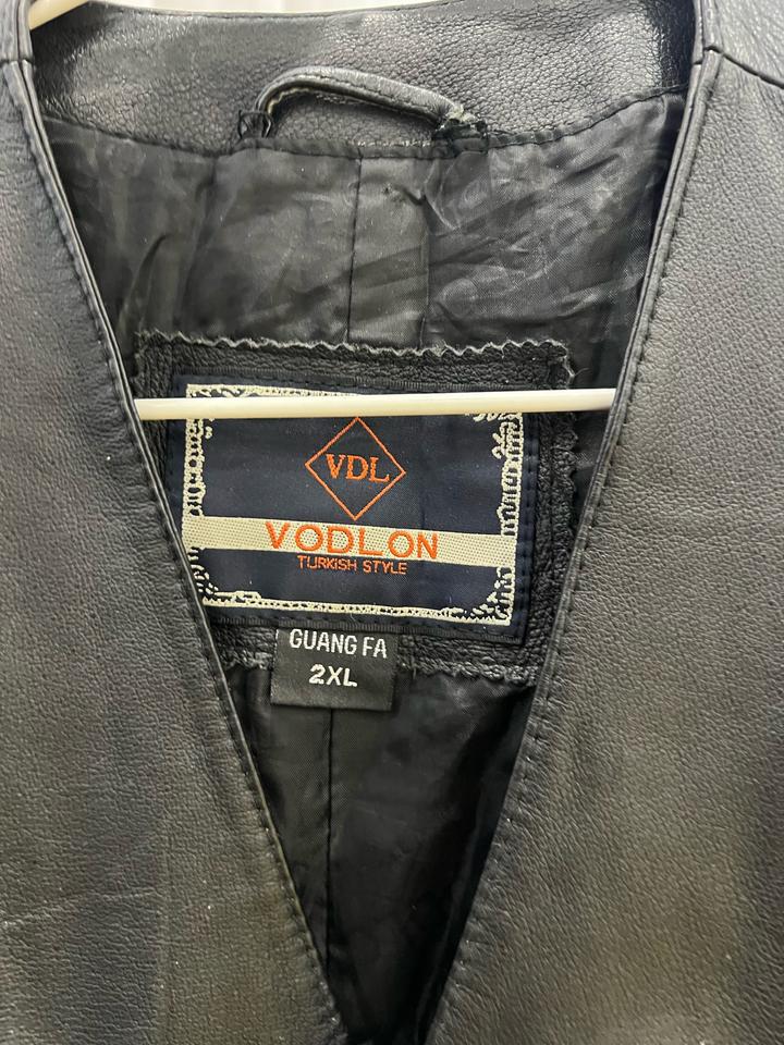 Кожаная винтажная жилетка