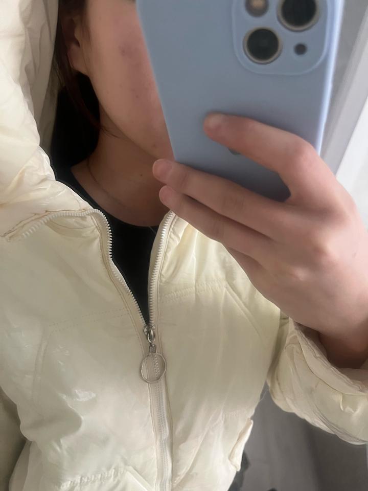 бежевая куртка