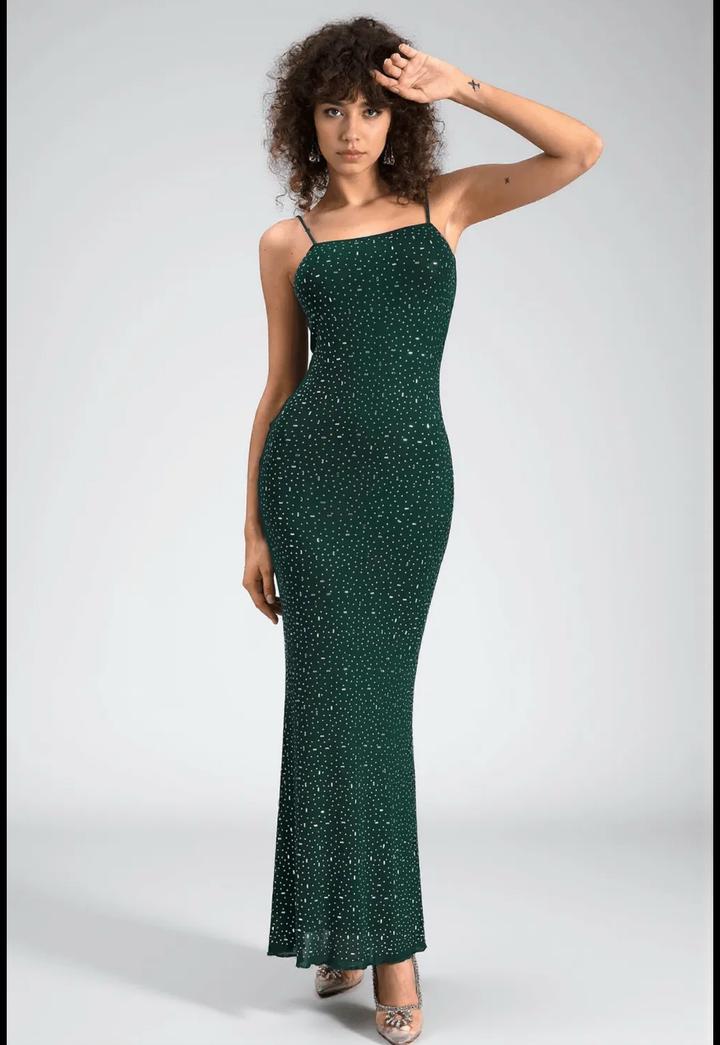Зелёное платье с камушками